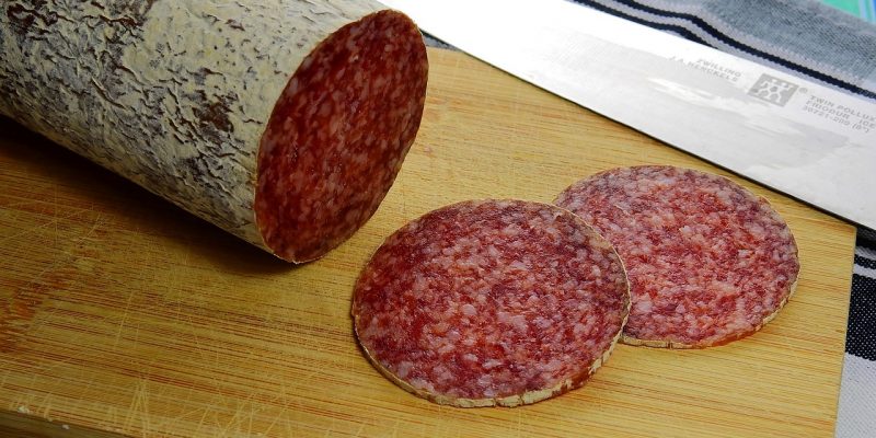 Dürfen Katzen Salami essen?